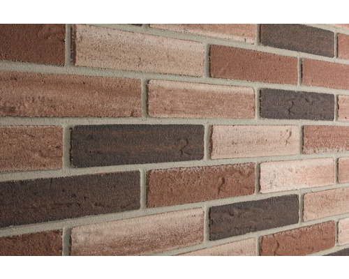 Close-up van een bakstenen muur met verschillende bakstenen
