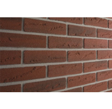 Close-up van een muur van rode steenstrips.