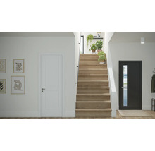 Lichte entree met trap, deuren en decoraties.