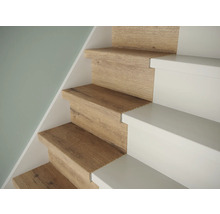Trap met houten treden en witte stootborden