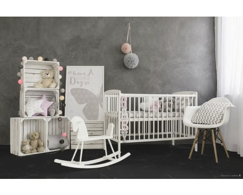 Kinderkamer met kinderbed, speelgoedkisten, hobbelpaard en stoel