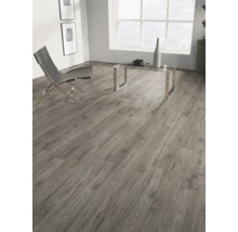 Woonkamer met laminaatvloer in houtlook, stoel en tafel