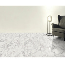 Lichte ruimte met vloer in marmerdesign, lamp en fauteuil