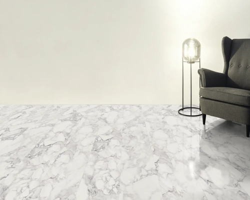 Lichte ruimte met vloer in marmerdesign, lamp en fauteuil