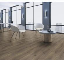 Lichte ruimte met houten laminaatvloer, stoelen en tafel