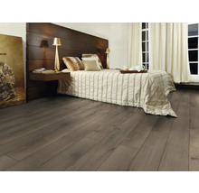 Slaapkamer met laminaatvloer in houtlook en tweepersoonsbed
