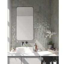 Badkamer met wastafel, spiegel, kraan en wandtegels