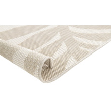 Detail van een beige tapijt met geometrisch motief