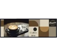 Koffiekop met melkschuim op een dienblad naast een glas water