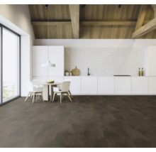 Lichte keuken met witte kasten, houten balken en een eettafel met stoelen