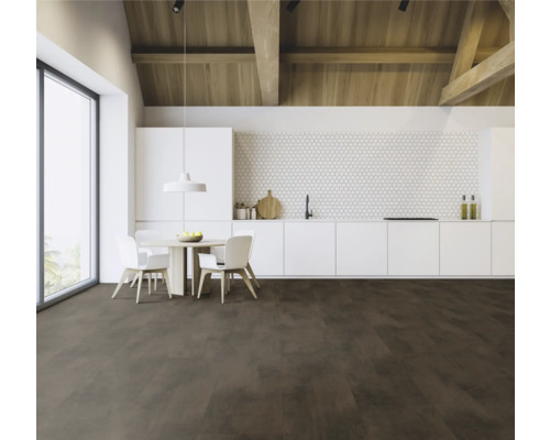 Lichte keuken met witte kasten, houten balken en een eettafel met stoelen