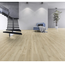 Lichte woonkamer met laminaatvloer in houtlook, trap, fauteuil en kamerplant