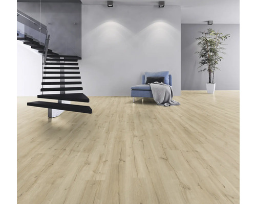 Lichte woonkamer met laminaatvloer in houtlook, trap, fauteuil en kamerplant