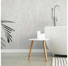 Badkamer met ligbad, kraan, tafel en wandpanelen