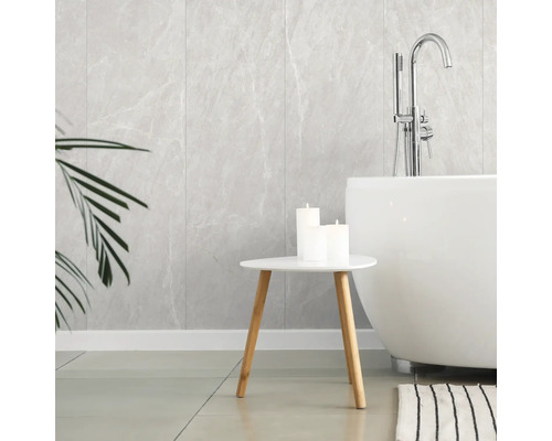 Badkamer met ligbad, kraan, tafel en wandpanelen