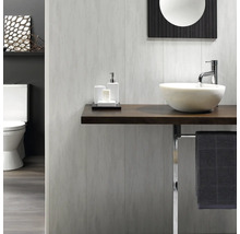 Lichte badkamer met toilet, wastafel, plank en handdoekhouder