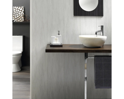Lichte badkamer met toilet, wastafel, plank en handdoekhouder