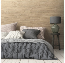 Slaapkamer met houten wand, bed en nachtkastlamp