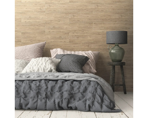 Slaapkamer met houten wand, bed en nachtkastlamp