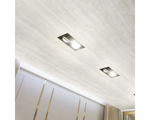 Plafond met houten planken en ingebouwde spots voor binnen