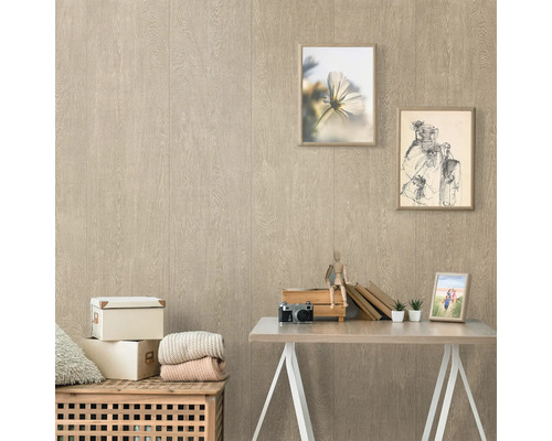 Decoratieve wand met houten structuur, afbeeldingen en accessoires op tafel
