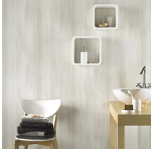 Badkamer met wastafel, witte wandtegels, witte planken en handdoeken op een stoel