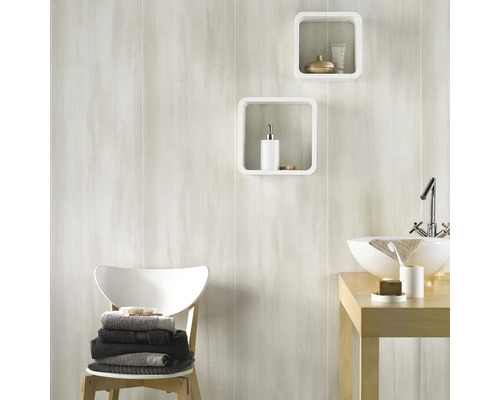 Badkamer met wastafel, witte wandtegels, witte planken en handdoeken op een stoel