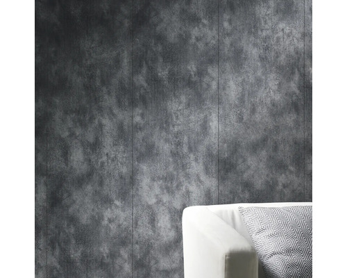 Decoratieve wandbekleding met betonlook achter een bank