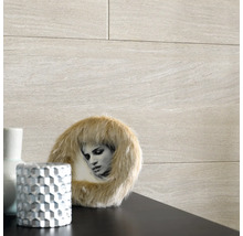 Wandtegels met patroon en decoratieve elementen op een plank