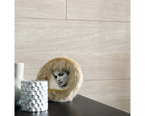 Wandtegels met patroon en decoratieve elementen op een plank