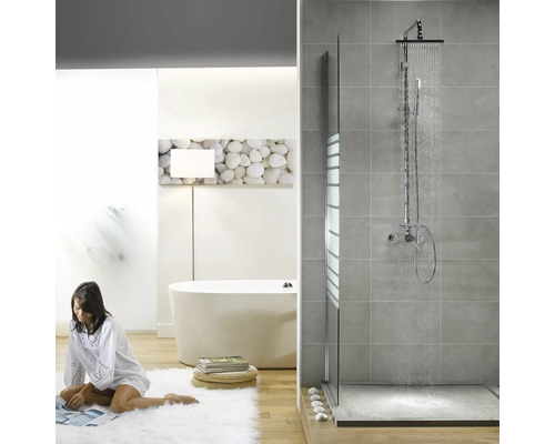 Moderne badkamer met douche, bad en decoratieve wanddecoratie