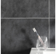 Badkamermuur met tegels en tandenborstelbeker met tandenborstel