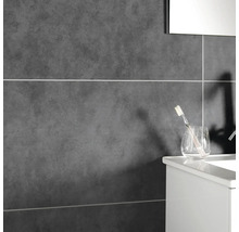 Detailopname van een badkamer met grijze tegels en een wastafel met tandenborstel